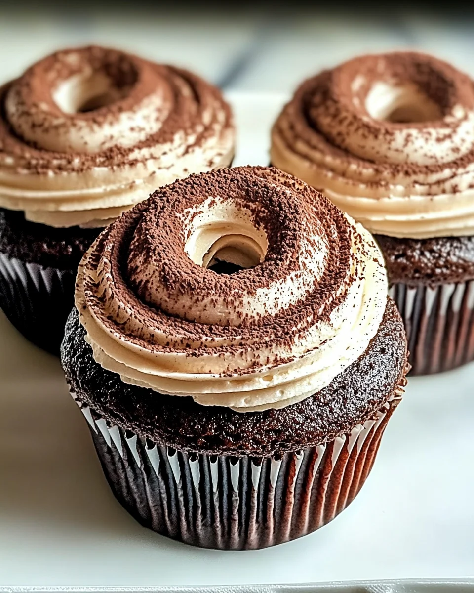 Unwiderstehlich dekadente Schokoladen-Tiramisu-Cupcakes, die Sie lieben werden