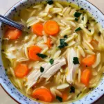 Zupa z kurczakiem, makaronem orzo i marchewką.