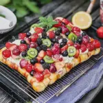 Süßer Grillteig mit Frischkäsecreme und Beeren